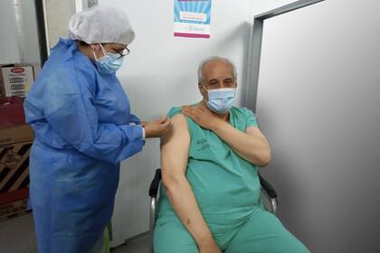 El personal de salud tuvo prioridad en la vacunación, pero todavía no alcanzó a todos