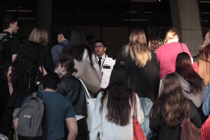 El personal de seguridad es el responsable de frenar a los alumnos en caso de que infrinjan el Código de Vestimenta.