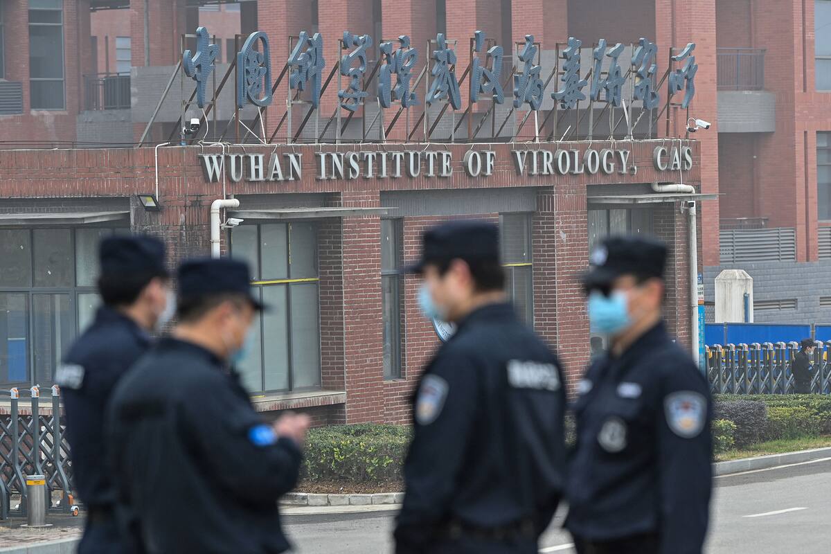 El personal de seguridad monta guardia frente al Instituto de Virología de Wuhan mientras los miembros del equipo de la Organización Mundial de la Salud que investigan los orígenes del coronavirus realizan una visita el 3 de febrero de 2021