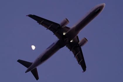 El personal de vuelo no puede certificar una muerte, esto debe hacerlo personal médico