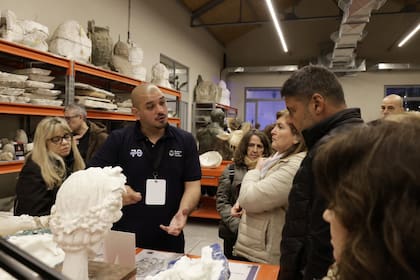 El personal del MOA explica su trabajo a los visitantes