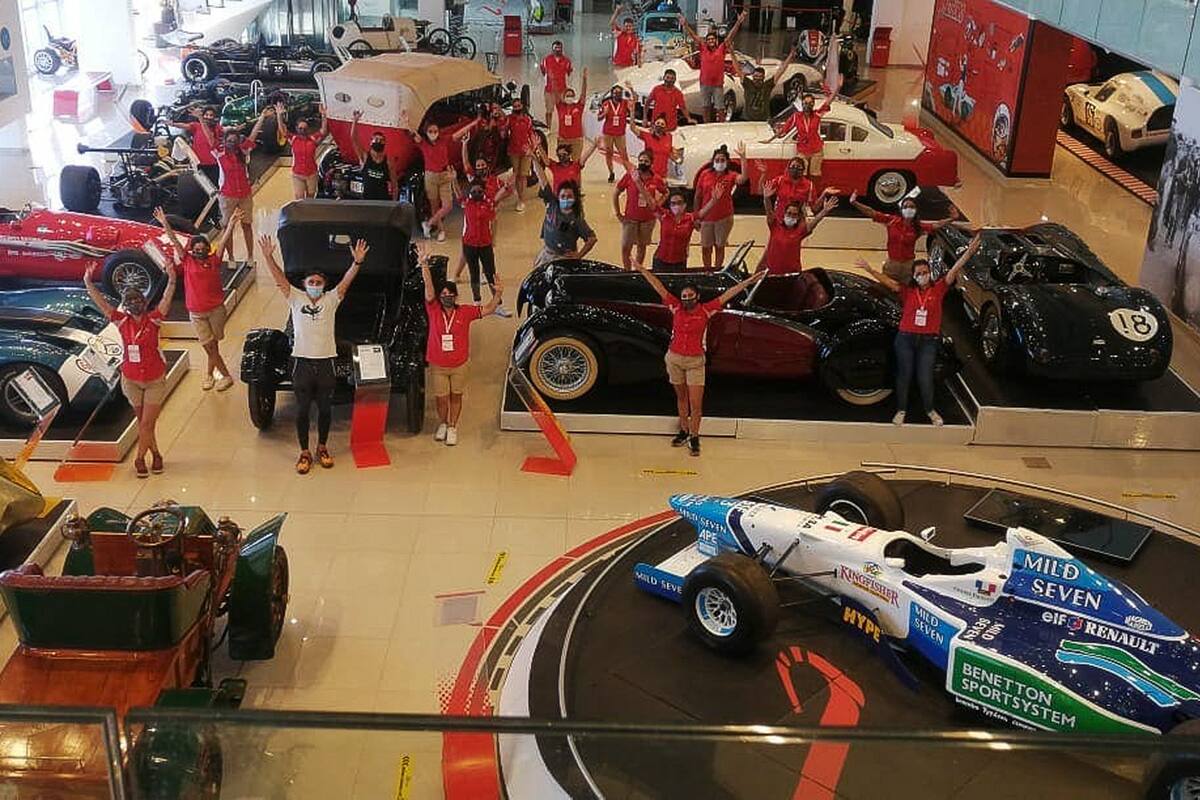 El personal del Museo del Automóvil y la foto final tras el rearmado luego del incendio del autódromo