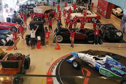 El personal del Museo del Automóvil y la foto final tras el rearmado luego del incendio del autódromo
