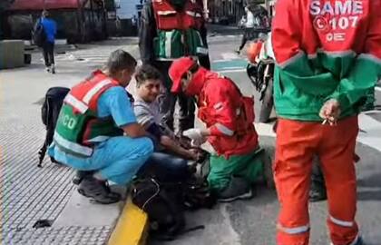 El personal del SAME asistió al camarógrafo herido.