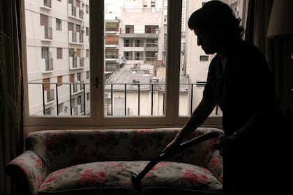 El personal doméstico, con alto nivel de empleo en negro, es un sector de bajos ingresos