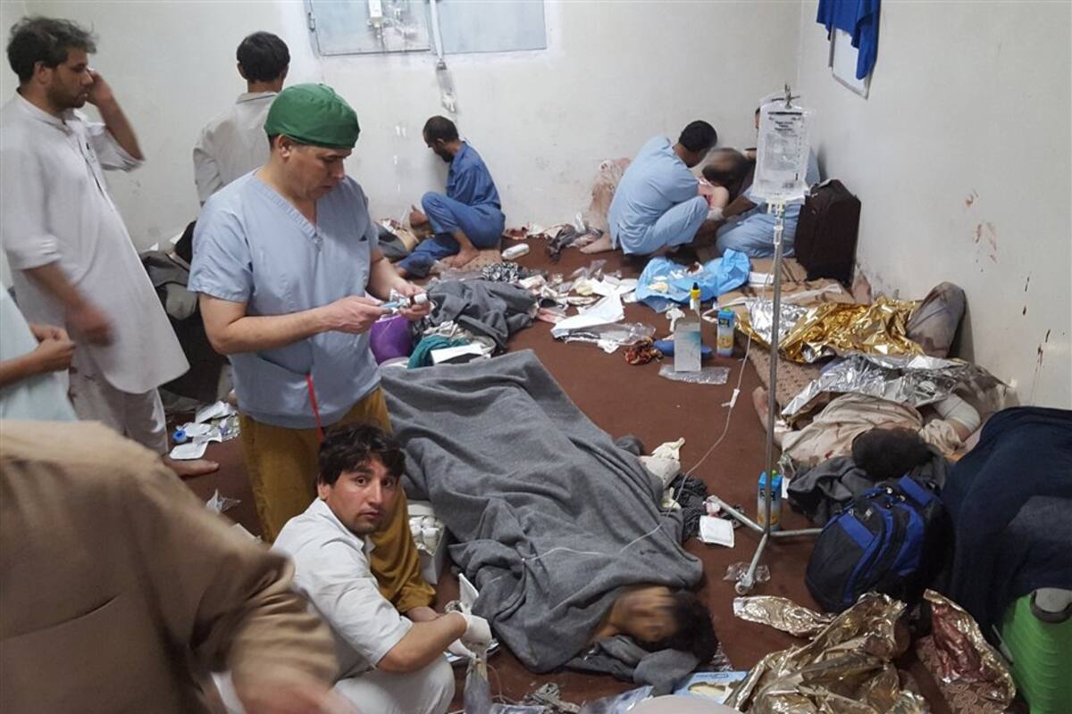 El personal herido en el ataque, al recibir atención en otro hospital de Kunduz