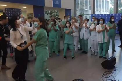 El personal médico del hospital celebró la llegada de la vacuna con un baile