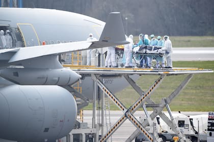 El personal médico embarca pacientes infectados con el Covid-19 a bordo de un avión Airbus A330 Phenix médico de la fuerza aérea francesa, en el aeropuerto de Findel, en Luxemburgo
