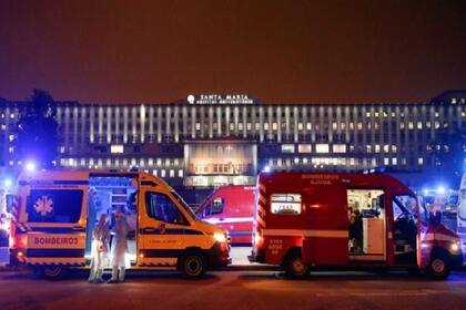 El personal médico en ambulancias con pacientes con COVID-19 en el hospital de Santa María, en Lisboa, Portugal, el 27 de enero de 2021.
