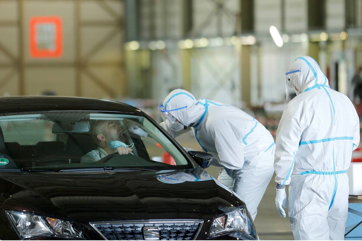 El personal médico prueba a una persona en un sitio de pruebas de manejo en un hangar de aeronaves fuera de servicio en el aeropuerto de Guetersloh luego de un brote de la enfermedad por coronavirus (COVID-19) en Guetersloh, Alemania, Alemania,