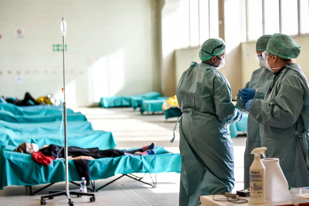 El personal médico trabaja dentro de una de las estructuras de emergencia que se crearon para facilitar los procedimientos en el hospital de Brescia, Italia