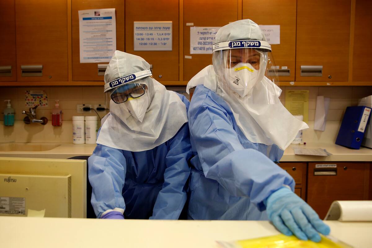 El personal médico trabaja en la sala de aislamiento de coronavirus del Centro Médico Meir en Kfar Saba, cerca de la ciudad costera israelí de Tel Aviv, el 9 de septiembre de 2020
