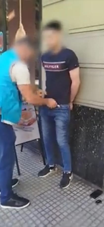 El personal policial capturó al implicado en la intersección de las avenidas Santa Fe y Billinghurst