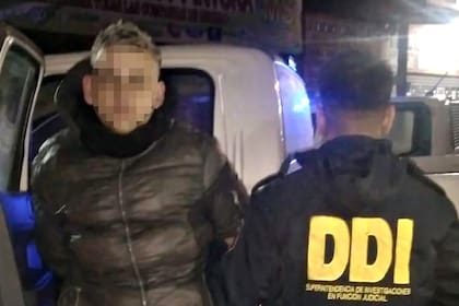 El personal policial que logró detener a uno, de 27 años, al que se le secuestró un arma de fuego, estupefacientes y elementos de interés