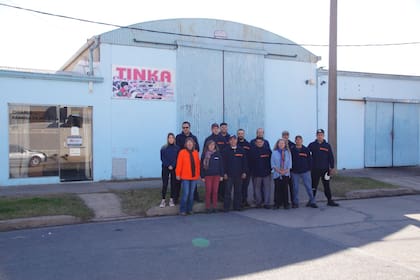 El personal que trabaja en Tinka, una fábrica de bolitas ubicada en San Jorge, Santa Fe
