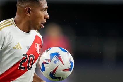 El peruano Edison Flores, con la pelota durante un partido por la Copa América ante Chile en Arlington, Texas