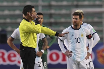 El peruano Haro, ante la mirada de Messi: se tardó mucho en resolver que era lícito el segundo tanto argentino en La Paz ante Bolivia