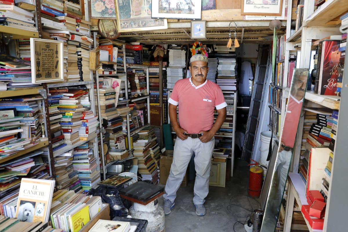 El peruano Nadie Huamán Rojas le compra libros a los cartoneros de la zona y los vende en la planta baja de su casa