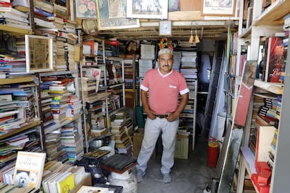 El peruano Nadie Huamán Rojas le compra libros a los cartoneros de la zona y los vende en la planta baja de su casa