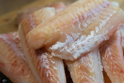 El pescado aporta proteínas y grasas saludables, reduciendo el riesgo de enfermedades del corazón