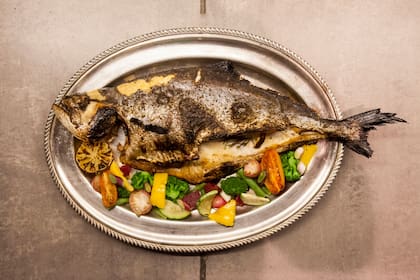 El pescado (aquí, palometa) se sirve entero, ideal para compartir.
