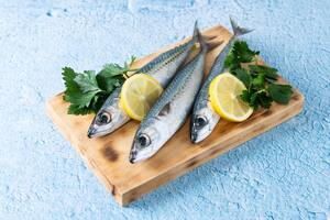 El pescado barato y fácil de conseguir que disminuye el colesterol: es alto en omega-3 y es buena fuente de colágeno