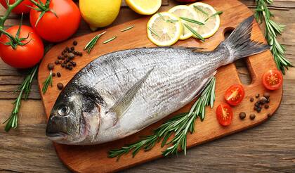 El pescado refrigerado en la heladera dura dos días. Congelado, dos meses