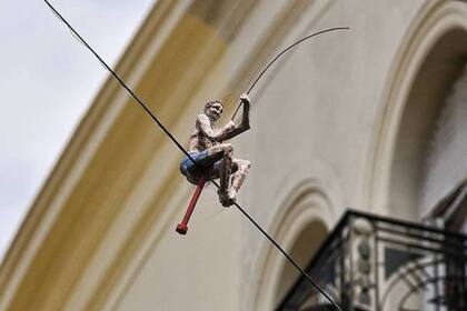 El pescador está sobre un cable en las alturas, en la intersección de las calles México y Balcarce, en el barrio de Monserrat