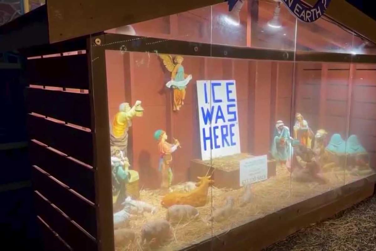 El pesebre de la Parroquia St. Susanna, en Dedham, Massachusetts, sin el niño Jesús, José ni María, con la inscripción "Aquí estuvo el ICE", el Servicio de Control de Inmigración y Aduanas
