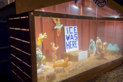El pesebre de la Parroquia St. Susanna, en Dedham, Massachusetts, sin el niño Jesús, José ni María, con la inscripción "Aquí estuvo el ICE", el Servicio de Control de Inmigración y Aduanas