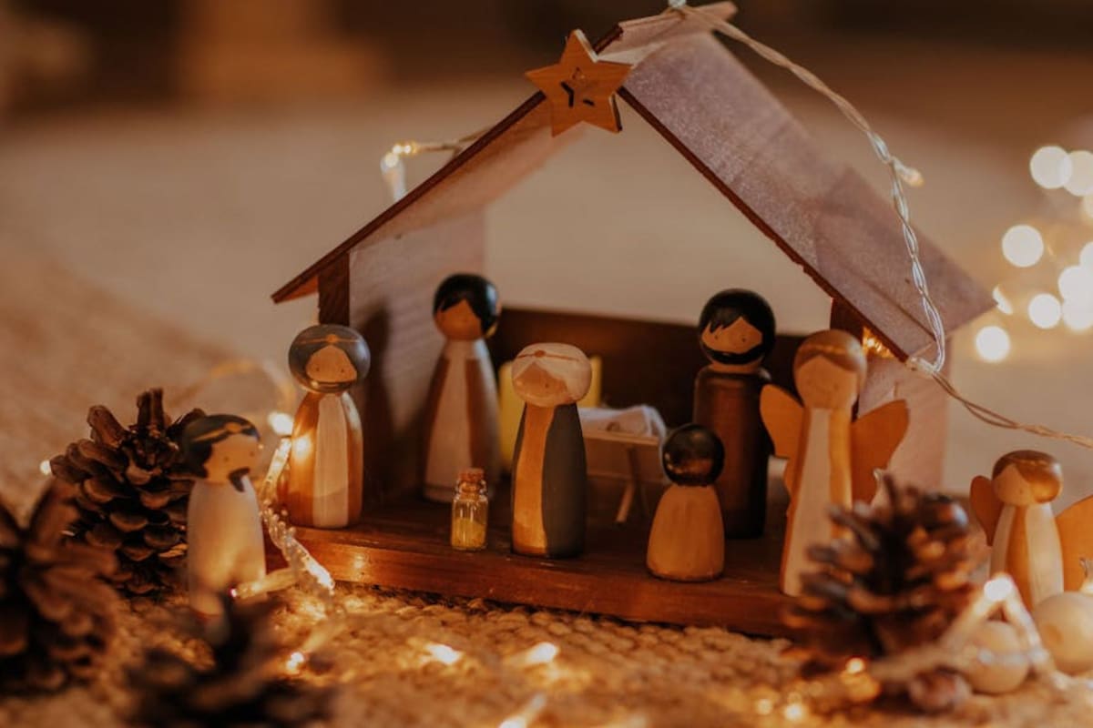 El pesebre es un punto de reunión para rezar durante la novena de aguinaldo entre las familias colombianas (Pexels/Doralin Tunas)