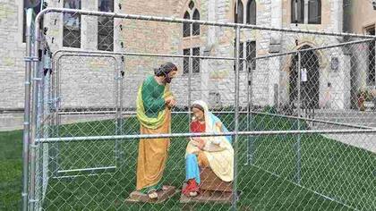 El pesebre tras las rejas, en la Catedral Christ Church de Indianapolis