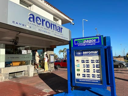 El peso argentino no vale nada en las casas de cambio de Punta del Este