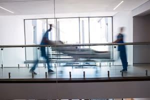 El peso de la carga impositiva, el incremento de los insumos médicos y los “merecidos” ajustes salariales para los trabajadores de la salud llevaron a una “situación terminal”