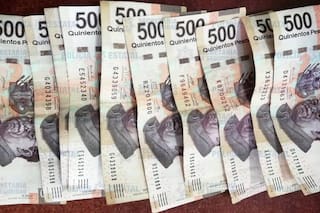 El peso mexicano comienza la semana estable y la bolsa retrocede, atentos a EE. UU. e Irán