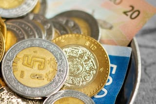 El peso mexicano retrocede por segunda jornada tras desafiar la barrera de 17 por US$