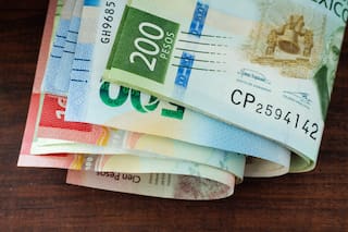 El peso mexicano sube leve tras dato de inflación en EE.UU.; la bolsa cae