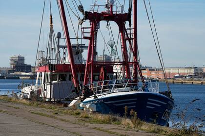 El pesquero británico retenido por autoridades francesas en el puerto de Le Havre, en el oeste de Francia, el jueves 28 de octubre de 2021.  Las autoridades francesas multaron a dos pesqueros británicos y retuvieron uno en puerto durante la noche, el jueves 28 de octubre de 2021. (AP Foto/Michel Euler)
