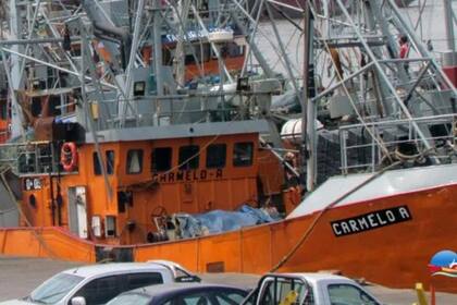 El pesquero marplatense Carmelo A se hundió frente a costas de Bahía Blanca y sus ocho tripulantes fueron rescatados por otro buque que operaba en cercanías. Regresan a Mar del Plata.(Foto: Pescare.com.ar)