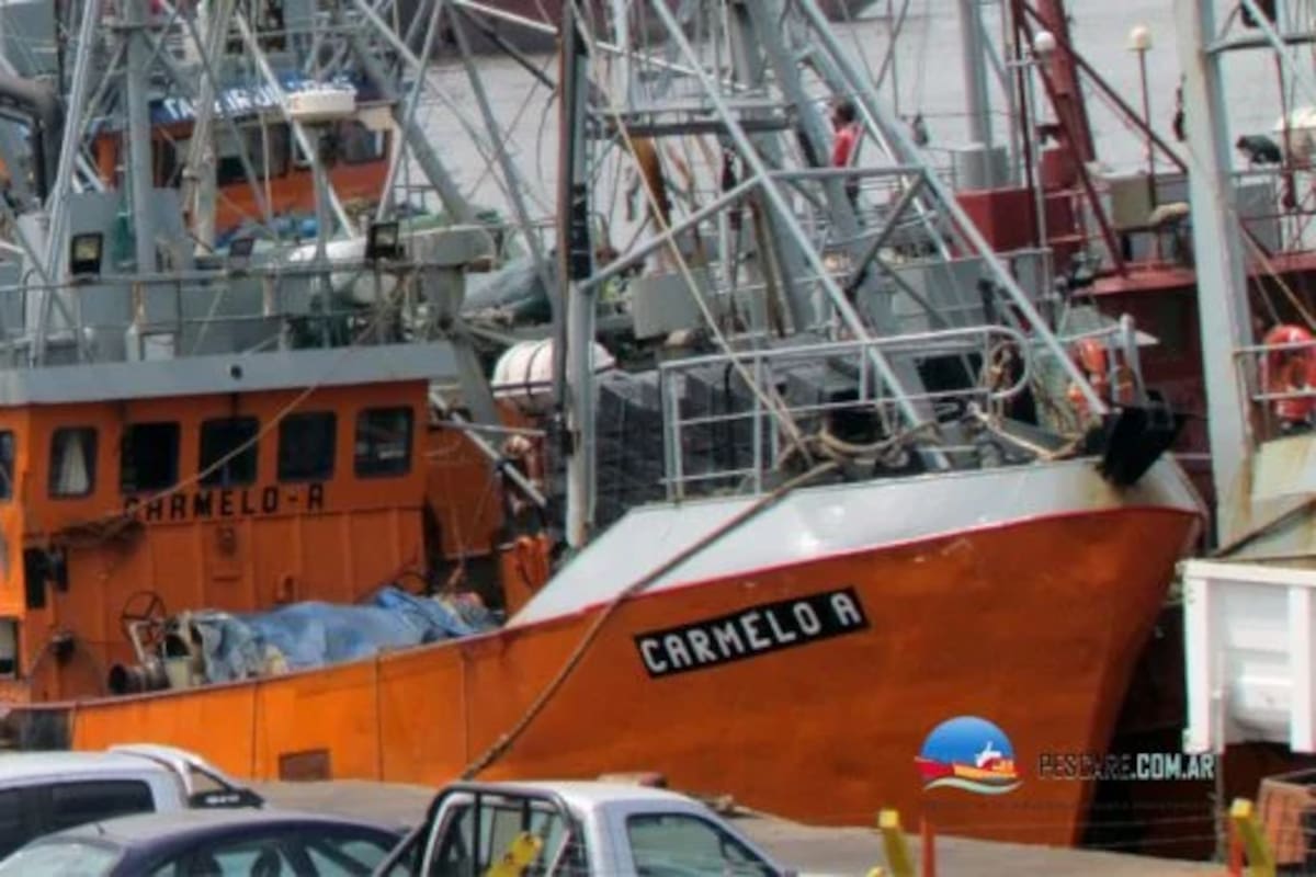 El pesquero marplatense Carmelo A se hundió frente a costas de Bahía Blanca y sus ocho tripulantes fueron rescatados por otro buque que operaba en cercanías. Regresan a Mar del Plata.