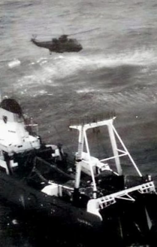 El pesquero Narwal luego de ser atacado fue abordado por tropas especiales británicas y sus tripulantes fueron hechos prisioneros de guerra. (Gentileza Lucio Bussetti).