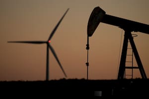 El petróleo cae y las acciones suben este lunes.