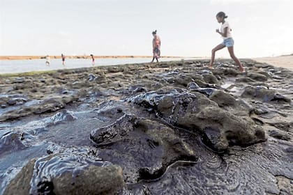 El petróleo tiñó de negro la playa de Pontal do Coruripe, en el estado de Alagoas