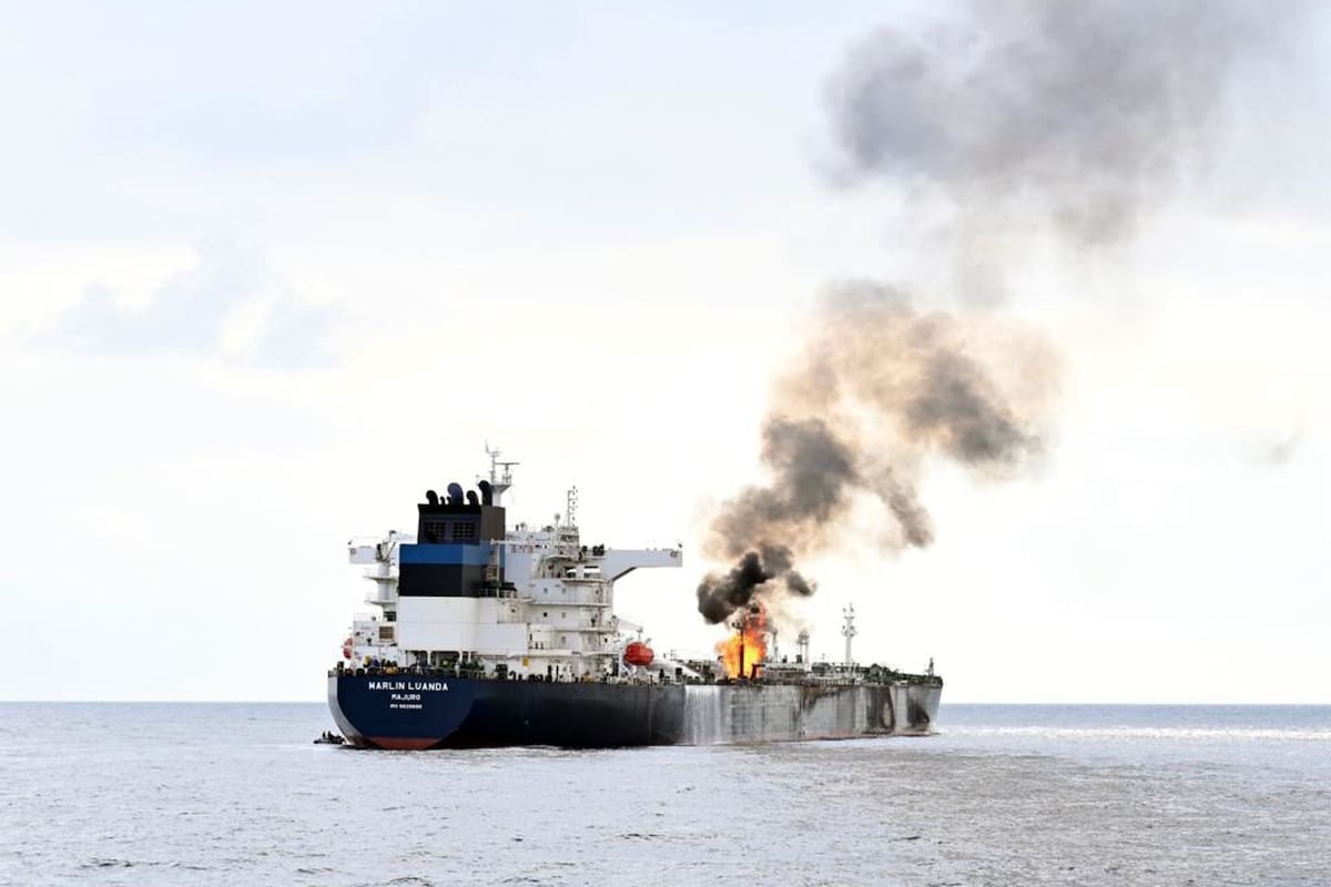 El petrolero británico Marlin Luanda, atacado por los hutíes de Yemen en enero pasado; ahora los misiles impactaron al carguero griego True Confidence