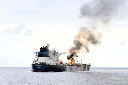 El petrolero británico Marlin Luanda, atacado por los hutíes de Yemen en enero pasado; ahora los misiles impactaron al carguero griego True Confidence