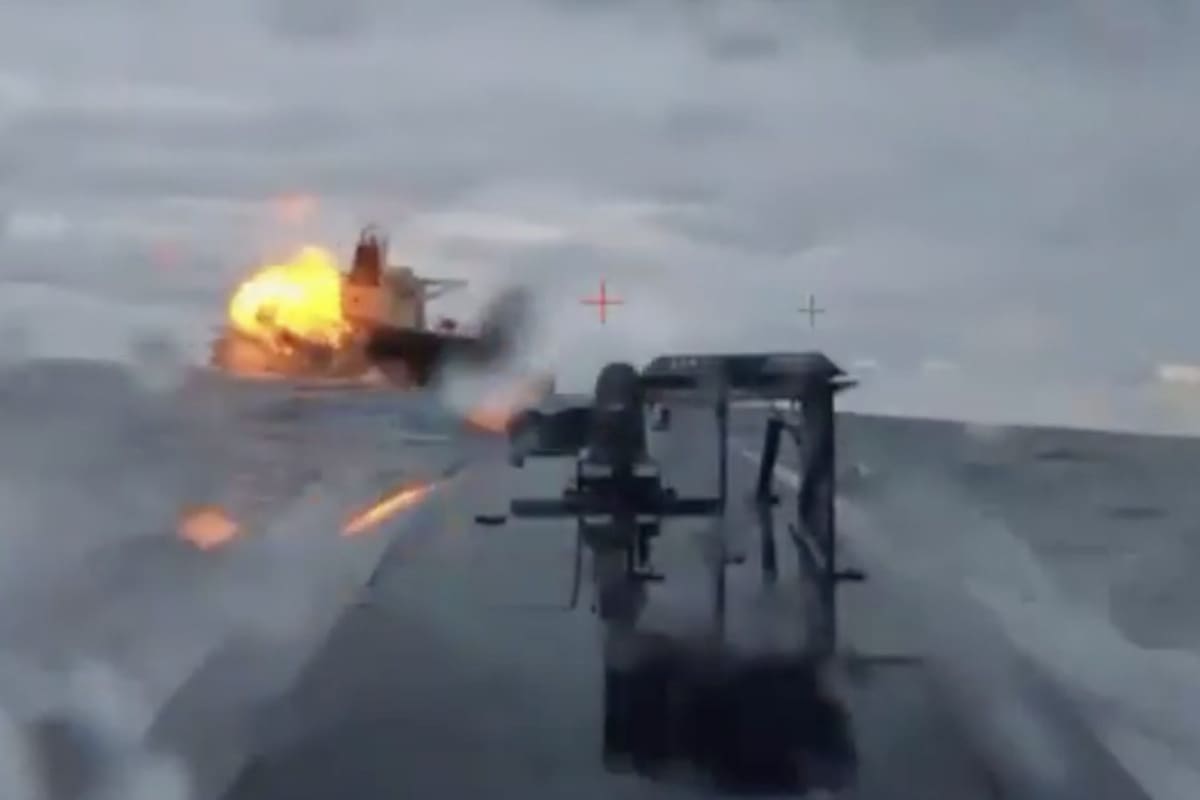 El petrolero ruso Dashan arde tras el ataque