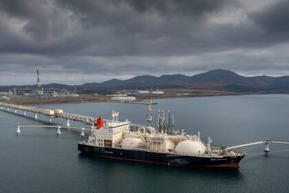 El petrolero Sun Arrows llena sus depósitos de gas natural licuado, del proyecto Sakhalin-2, en el puerto de Prigorodnoye, Rusia (AP Foto, archivo)