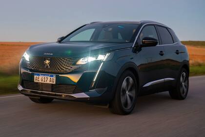 El Peugeot 3008 2021 muestra ahora las nuevas luces en LED en forma de colmillos de león