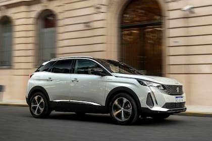 El Peugeot 3008 en su variante híbrida enchufable también llegó al país