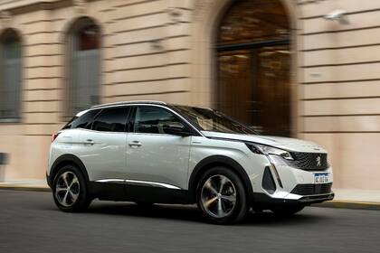 El Peugeot 3008 Hybrid4 mantiene la misma silueta atractiva de siempre